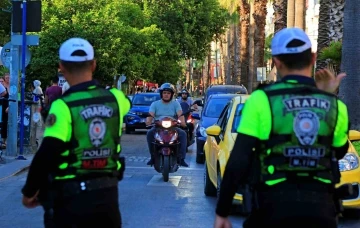 Trafik cezası yiyeceklerini d&uuml;ş&uuml;n&uuml;rken g&uuml;venli s&uuml;r&uuml;ş hakkında bilgi aldılar
