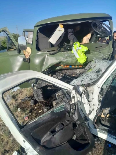 Trafik kazası: 2 &ouml;l&uuml;, 6 yaralı