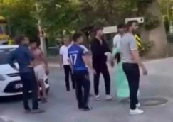 Trafik kazası sonrası bı&ccedil;aklı kavga: 5 kişilik aile hastanelik oldu