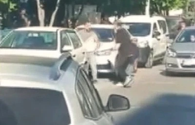 Trafik kazası sonrasında bı&ccedil;aklı kavga: 1 &ouml;l&uuml;, 2 yaralı