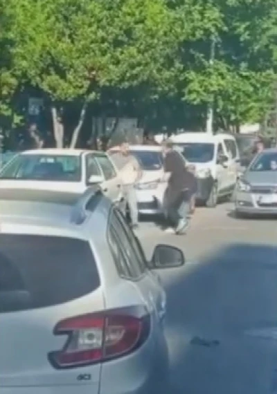 Trafik kazası sonrasında bı&ccedil;aklı kavga: 1 &ouml;l&uuml;, 2 yaralı