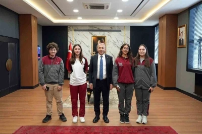 Trafik konulu resim yarışmasında dereceye giren &ouml;ğrenciler Emniyet M&uuml;d&uuml;r&uuml; Kurt&rsquo;u ziyaret etti
