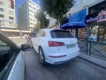 Trafik lambasının altına park edilen ara&ccedil;lar trafiği tek şeride d&uuml;ş&uuml;rd&uuml;
