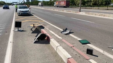 Trafik levhasına &ccedil;arpan otomobil 50 metre savruldu
