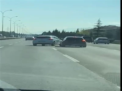 Trafik magandasının kaza yaptığı anlar kameraya bu şekilde yansıdı