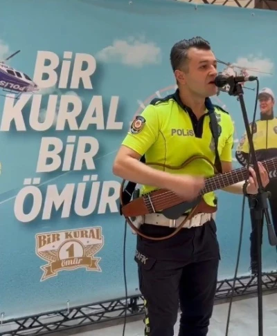 Trafik polisi sahneye &ccedil;ıktı, gitarı ve sesiyle g&ouml;n&uuml;llere dokundu
