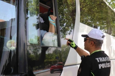 Trafik polisleri bu kez bilin&ccedil;lendirmek i&ccedil;in durdurdu
