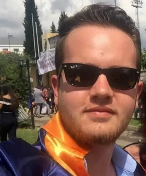 Trafikte &ccedil;ıkan kavgada kaldırım taşıyla başına vurulan gen&ccedil; &ouml;ld&uuml;
