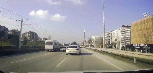 Trafikte makas atan s&uuml;r&uuml;c&uuml; kamerada