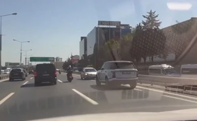 Trafikte ters y&ouml;nde geri geri giden ara&ccedil; kamerada