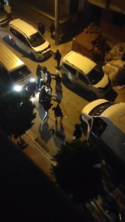 Trafikte yol verme tartışması meydan kavgasına d&ouml;nd&uuml;: 5 kişi silahla yaralandı
