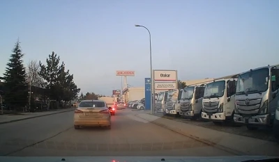 Trafikten ka&ccedil;mak i&ccedil;in kaldırımı yol yaptı