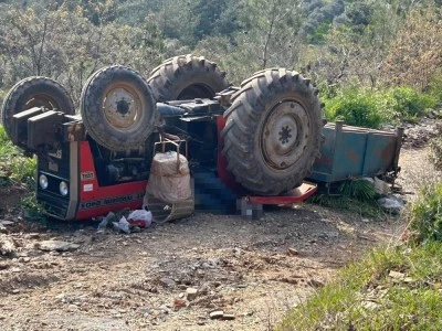 Trakt&ouml;r devrildi: 3 &ouml;l&uuml;
