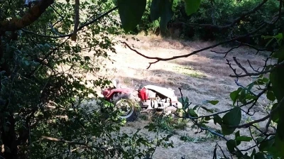 Trakt&ouml;r şarampole yuvarlandı: Dede hayatını kaybetti, eşi ve torunları yaralı