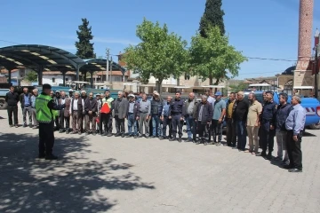 Trakt&ouml;r s&uuml;r&uuml;c&uuml;lerine reflekt&ouml;r ve yelek dağıtıldı
