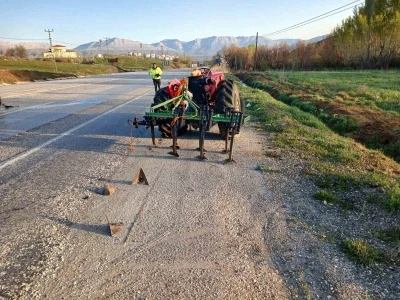 Trakt&ouml;re arkadan &ccedil;arpan otomobilde s&uuml;r&uuml;c&uuml; yaralandı
