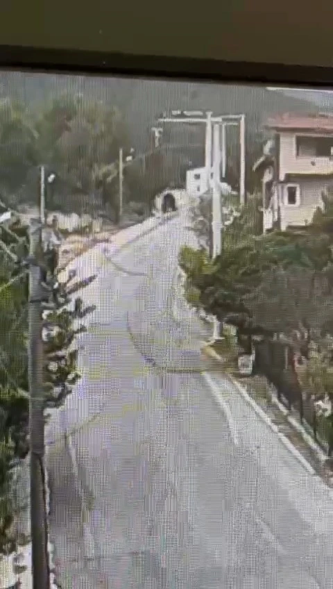 Trakt&ouml;re otostop &ccedil;ekerek okula giden 5 &ouml;ğrencinin &ouml;l&uuml;mden d&ouml;nd&uuml;ğ&uuml; anlar
