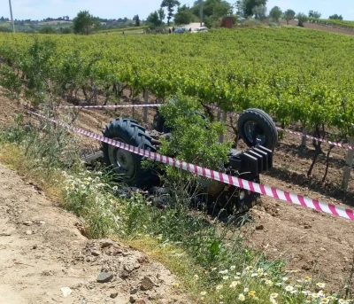 Trakt&ouml;r&uuml;yle &uuml;z&uuml;m bağlarına u&ccedil;an &ccedil;ift&ccedil;i hayatını kaybetti
