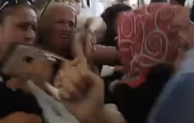 Tramvayda "&Ccedil;ocuklar oturmasın" kavgası! Bağırıp sırt &ccedil;antası fırlattı