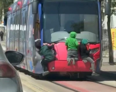 Bursa'da tramvayın arkasına tutunan &ccedil;ocuklar y&uuml;rekleri ağza getirdi