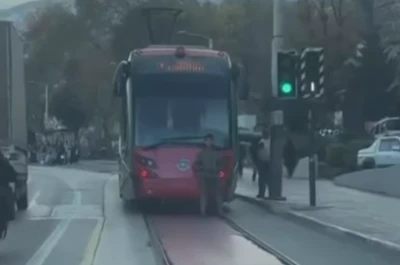 Tramvayın arkasına tutunarak yolculuk eden &ccedil;ocuk y&uuml;rekleri ağıza getirdi