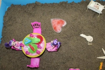 Travmalarından kum terapisi ile kurtuluyorlar