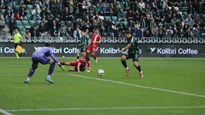 Trendyol 1. Lig: Kocaelispor: 4 - Ankara Ke&ccedil;i&ouml;reng&uuml;c&uuml;: 1 (İlk yarı)
