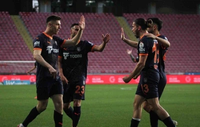 Trendyol S&uuml;per Lig: Atakaş Hatayspor: 1 - Başakşehir: 2 (İlk yarı)
