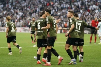 Trendyol S&uuml;per Lig: Beşiktaş: 2 - Adana Demirspor: 1 (İlk yarı)

