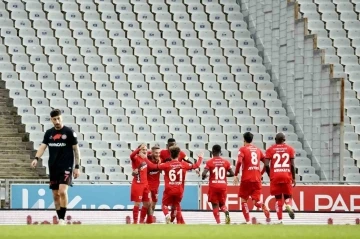 Trendyol S&uuml;per Lig: Fatih Karag&uuml;mr&uuml;k: 0 - Gaziantep FK: 1 (İlk yarı)
