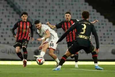 Fatih Karag&uuml;mr&uuml;k: 1 - Gen&ccedil;lerbirliği: 0 (İlk yarı)