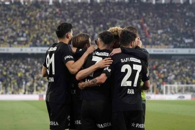 Trendyol S&uuml;per Lig: Fenerbah&ccedil;e: 0 - Beşiktaş: 1 (İlk yarı)
