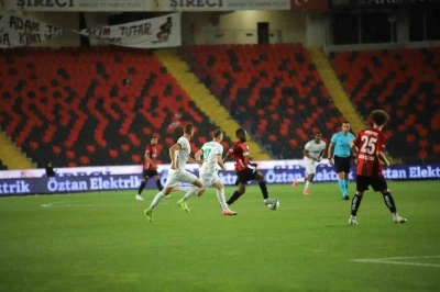 Trendyol S&uuml;per Lig: Gaziantep FK: 0 - Alanyaspor: 0 (İlk yarı)
