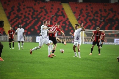 Trendyol S&uuml;per Lig: Gaziantep FK: 0 - Ey&uuml;pspor: 1 (İlk yarı)
