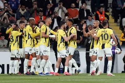 Trendyol S&uuml;per Lig: RAMS Başakşehir: 0 - Fenerbah&ccedil;e: 1 (İlk yarı)

