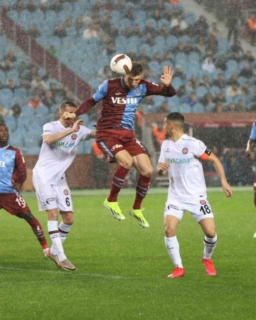 Trendyol S&uuml;per Lig: Trabzonspor: 1 - Fatih Karag&uuml;mr&uuml;k: 1 (İlk yarı)

