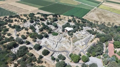 Troya Antik Kenti'nde 2 bin 800 yıllık agora g&uuml;n y&uuml;z&uuml;ne &ccedil;ıkarılıyor