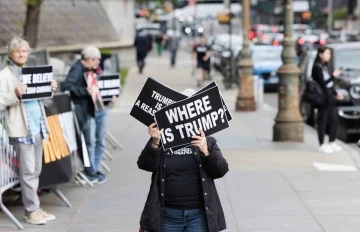 Trump cinsel taciz ve iftiradan su&ccedil;lu bulundu, 5 milyon dolar tazminat cezası aldı
