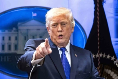 Trump: "Y&uuml;zde 10&rsquo;luk k&uuml;resel g&uuml;mr&uuml;k tarifeleri y&uuml;zde 15&rsquo;e &ccedil;ıkarılacak"