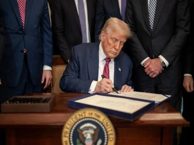 Trump, Rusya'ya y&ouml;nelik yaptırım ve tarifeleri askıya aldı