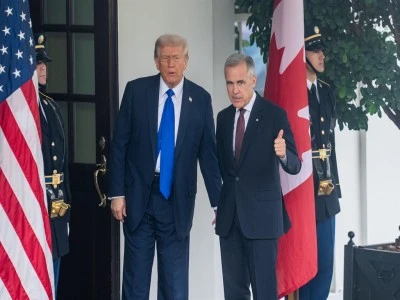 Trump'tan Kanada'ya ek g&uuml;mr&uuml;k vergilerinde 3 g&uuml;nl&uuml;k erteleme