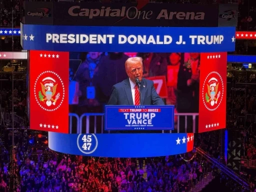 Trump&rsquo;tan zafer mitinginde g&ouml;vde g&ouml;sterisi: "Amerika&rsquo;yı yeniden harika yapacağız"