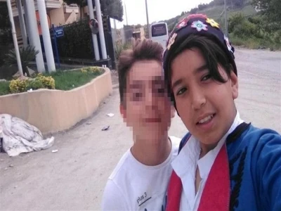 T&uuml;fekle &ouml;ld&uuml;r&uuml;len Kerem&rsquo;in ailesinin avukatı duruşma salonunda bastonla olayı canlandırdı