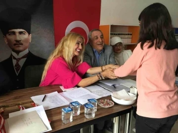 Tuğba &Ouml;zay babasının adına d&uuml;zenlenen şiir yarışmasına katıldı