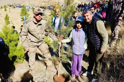 Tuğgeneral &Ouml;z, şehit yakınlarıyla fidan dikti