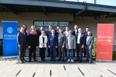 T&Uuml;GİAD Bursa Şubesi, Dijital Geleceğin Kodlarını Masaya Yatırdı