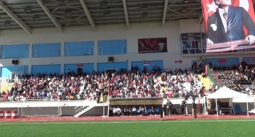 Tunceli&rsquo;de cumhuriyet sevdalıları stadyumu doldurdu
