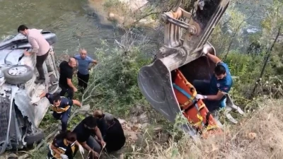 Tunceli&rsquo;de hafif ticari ara&ccedil; &ccedil;ay kenarına devrildi: 2&rsquo;si ağır, 5 yaralı