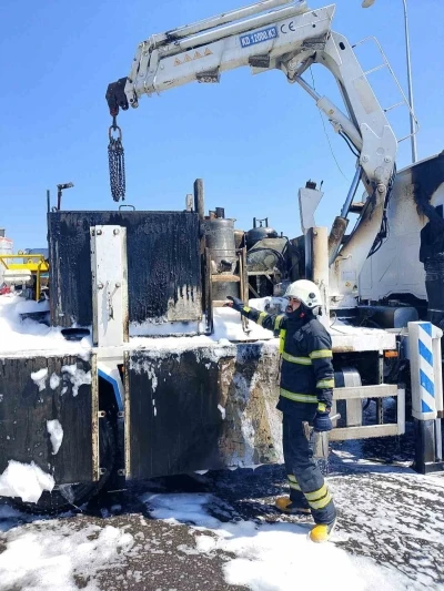 T&uuml;plerin de bulunduğu kamyon kasasında yangın
