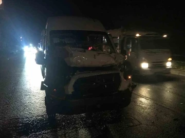 Tur minib&uuml;s&uuml; kamyona arkadan &ccedil;arptı: 6 İngiliz turist yaralı
